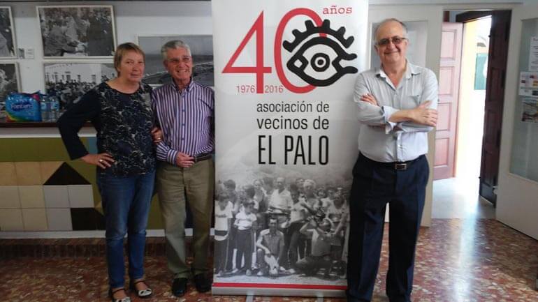 Fotografía de varios miembros de la asociación de vecinos de el palo celebrando el 40 aniversario de la fundación