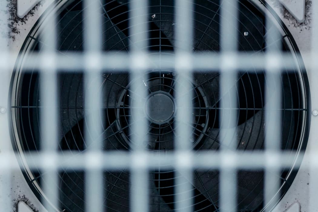 Fotografía de un ventilador industrial en el sistema de climatización de un edificio