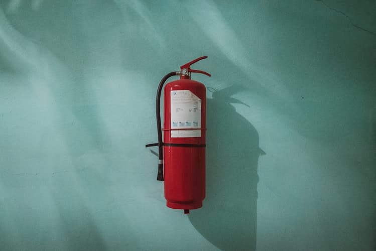 Imagen de un extintor parte de un sistema de detección de incendios